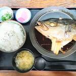 味処 まるたか - ぶりかま煮付け定食（提供時）