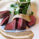 カーサ・デル・チーボ - 和牛ランプ肉のタリアータ ルーコラとパルミジャーノ