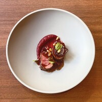 房州鹿ロース肉のロースト、 黒胡椒風味の赤ワインソース