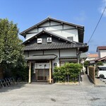 一茶 - お店全景。右側が駐車場です。
