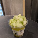 オホーツク おこっぺミルクスタンド 阪神梅田本店 - 注文：果汁あふれる青肉メロンのパフェ---税込1,000円　⇒　おこっぺ牛乳ソフトクリームに果汁たっぷりの青肉メロン果肉と香り豊かなメロンジュレを合わせたメロンを存分に楽しめる贅沢パフェ....