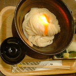 うどん屋 きすけ - 生醤油うどん　温泉玉子割っちゃいました