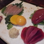 酒盃 - 比内地鶏の刺身。