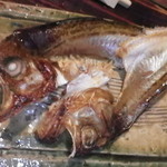 酒盃 - ハタハタしょっつる干し。