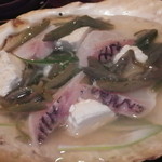 酒盃 - 鯛とジュンサイ貝焼き。