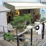 O CAFE - 河側の入り口にはテラス席があります。