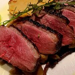 シャンパン食堂 - マグレ鴨むね肉のラケ　秋キノコのソテー添え
