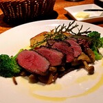 シャンパン食堂 - マグレ鴨むね肉のラケ　秋キノコのソテー添え