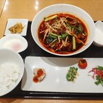 みこころ 無添加チャイナ935 - 娘はサンラーメン　温玉付き　1400円　こちらも見た目より辛くない　そして酸味がいい感じ　麺、モチモチ♪