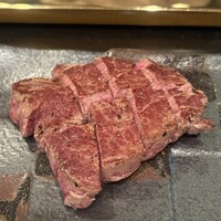 ステーキハウス ハマ  目黒店 - 黒毛和牛のステーキ　ミディアムレア