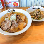 らーめん 一完歩 - 鶏ガラ醤油チャーシュー、半チャーハン（2023.12）