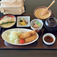 とろろ入りコロッケとむぎとろ