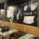 焼肉すだく - 椅子の下が収納になってます