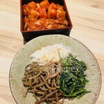 焼肉すだく - ナムル盛り合わせとキムチ