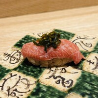 築地青空三代目 本店 - 大トロ炙り にんにく若葉のせ