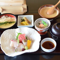 刺身とむぎとろ