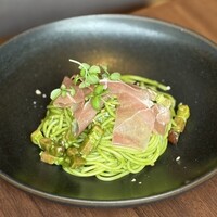 生ハムとスパイスを乗せたバジルのスパゲティ