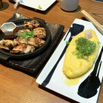 和食バル 音音 - 丹波黒鶏の炙り焼き、ズワイ蟹のオムレツ