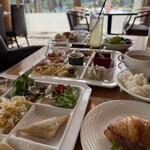 ガーデニア(ホテルマイステイズプレミア成田) - 席から見える景色　この後向こうの席に外国のクルー⁈の皆様が…