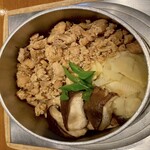 釜飯と串焼き 麻鳥 - 鶏の旨みがしっかり出ている鳥釜飯