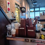 いきなりステーキ - 厨房入口を臨むお一人テーブル席より