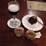 シティーライト - 琥珀の女王（左）ノアケーキ（右）すみっコとんかつ　えびふらいのしっぽ