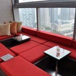 SKY BAR - 窓際はソファー席