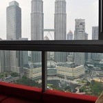 SKY BAR - 窓一面にツインタワー
