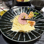 Japanese Soba Noodles 蔦 - 低温調理したモモ肉を高温仕上げにした「しっとりタイプ」の鴨チャーシュー