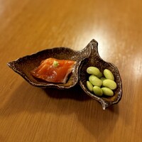 蕎麦おさめ - コリっとした食感が心地いい青大豆と、麹で旨味が引き出されたサーモン♪
                    毎度、お通しのレベルではありません。