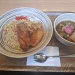 麺笑 八武屋 - チャーハンザンギ丼（税込1,100円）