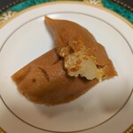 さかくら総本家 - 中には美味しい求肥(ぎゅうひ)