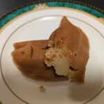 さかくら総本家 - 中には美味しい求肥(ぎゅうひ)