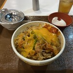 すき家 ひたちなか店 - 卵を乗せたあと