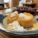 出入橋きんつば屋 - きな粉の方にお砂糖乗ってます　奥の方に粒あん！これがうまいんです