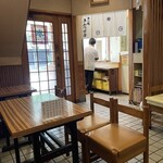 出入橋きんつば屋 - 店内から入り口付近を撮影