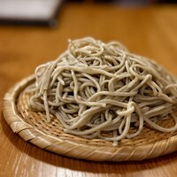 蕎麦おさめ - おそらく初めていただいた「永平寺在来」のせいろの、香り豊かなこと♪
                    この後にサーヴされる玄挽きより高めの温度なので、それが殊更に強調されます。
                    「ぶわーっ♪」と、そば！