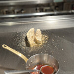 ステーキ ジン - フォアグラを焼いています。