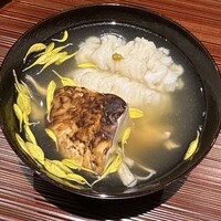 京味 もと井 - 重陽の節句〜鱧と松茸のお椀　菊の花　柚子胡椒