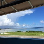 JEFF'S PIRATES COVE - テラス席から見えるビーチと空は最高です