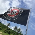 JEFF'S PIRATES COVE - 入り口にそびえる海賊旗