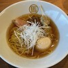 我馬 - 利尻、羅臼、出汁昆布を使った醤油ラーメン
つくねが串に刺さってます
ニンニクの味変もバッチリ合いました