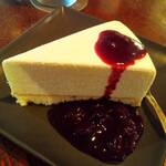 スイーツカフェ＆バー LOUNGE - レア・チーズケーキ