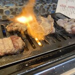 黒毛和牛ホルモン 大衆焼肉しんすけ - 焼きます