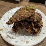 橘屋 - 愛称レバーフライことレバーの唐揚げ塩胡椒炒めです。胡椒のよく効いたカリっとジューシーなヤツ。推しがいるのがよくわかる。ただし、黒ビールとの相性は今ひとつ。ホッピーとはばっちり。