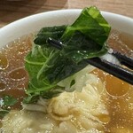 橘屋 - ワンタンの他の具はネギと小松菜。この日唯一に近い野菜。小松菜ってマーガリンぽくて大好き←これ、わかりにくい表現ですよね。ぷりん家では、こういう変な表現がわりに多いのです。