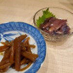 笑日 - きゃらぶきとホタルイカの漬けたの/どちらも自家製で、やさしめの塩分が嬉しかった