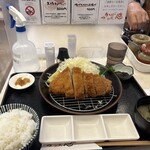 とんかつ 川久 - ソースは右の壺に3種類あります。3種類とも入れて私はいつも食べ比べします。(*ﾟ▽ﾟ)ﾉ飽きずにガンガン食べれます！キャベツおかわり出来ますよ。
