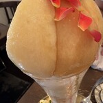カフェ ド リオン - 白桃2個使ったパフェ。果肉が大きくてビックリ
