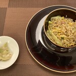中国料理 煌蘭苑 - 豚挽肉　中国オリーブ　レタス入り炒飯　左(ザーサイ)